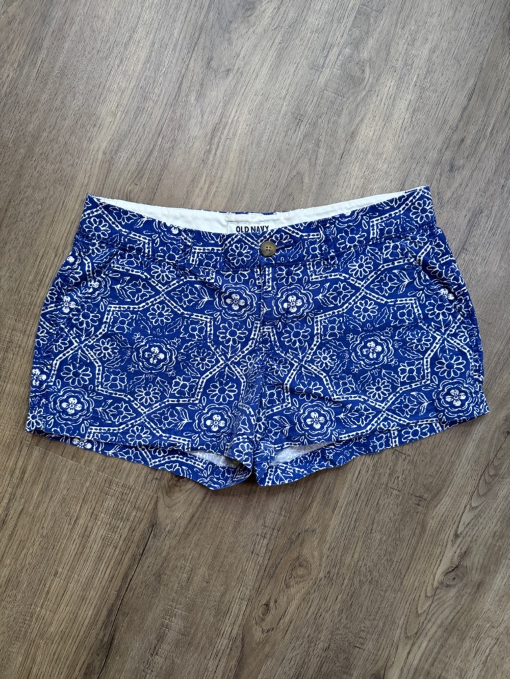 Old Navy Blue Floral Print Women's Shorts - Size 2